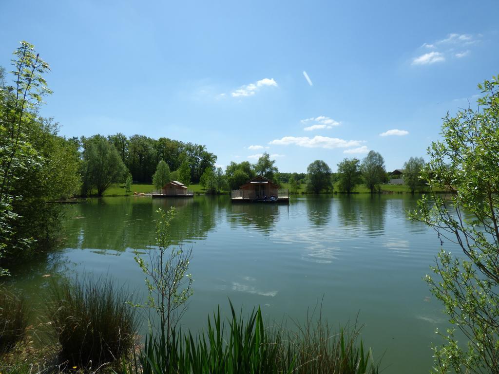 Отель Cabanes Flottantes Du Lac De Pelisse Douzains Экстерьер фото